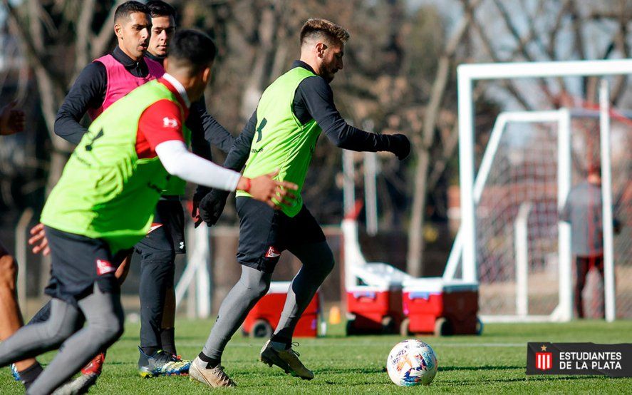 Estudiantes entrena y espera refuerzos.