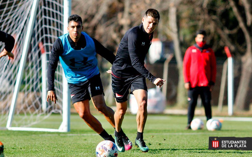 Godoy y el Corcho disputan la pelota en City Bell durante la práctica de Estudiantes.