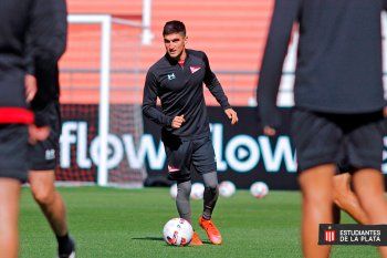 estudiantes le da a la pelota y pasa de city bell a uno