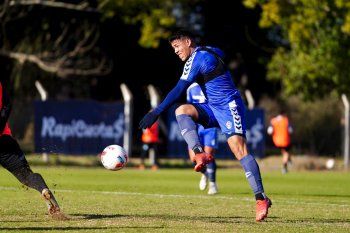Nicolás Contín en el entrenamiento en Gimnasia, busca meterse desde el arranque.
