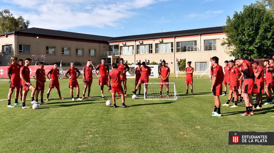 Estudiantes entrena y Ricardo Zielinski define equipo.