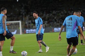Lionel Messi sonríe a la espera del Mundial Qatar 2022 junto a la Selección Argentina.
