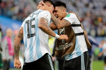 Marcos Rojo y Enzo Pérez, bajo la mirada de Mariano Andújar.