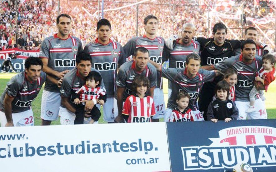 Los once titulares que presentó Estudiantes ante Arsenal.