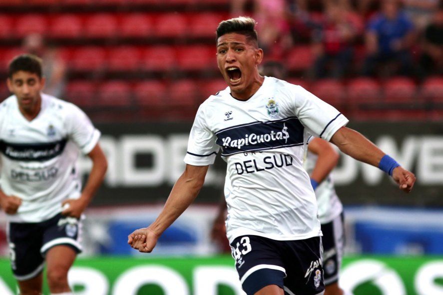 Eric Ramírez festeja el gol del triunfo de Gimnsia ante San Lorenzo.