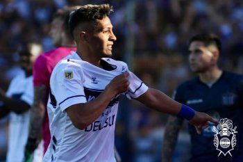 Eric Ramírez festejando su gol en Gimnasia