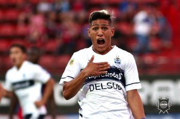 Eric Ramírez festejando su gol en Gimnasia