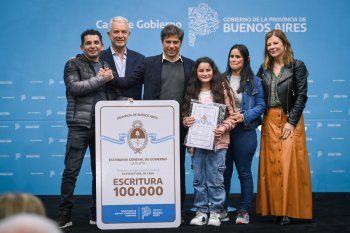axel kicillof hizo entrega de la escritura 100 mil de su gestion:  que todo te lo puede solucionar el mercado no es libertad, es un verso 