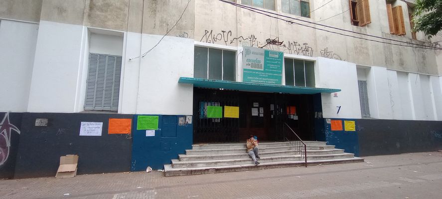 Familias de estudiantes de la Escuela N°15 de La Plata denuncian que el edificio está infectado de ratas desde hace varias semanas. Familias de estudiantes de la Escuela N°15 de La Plata denuncian que el edificio está infectado de ratas desde hace varias semanas.