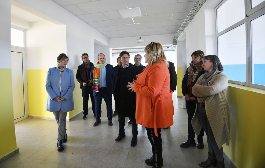 Axel Kicillof desplegó una importante comitiva durante su visita a La Madrid