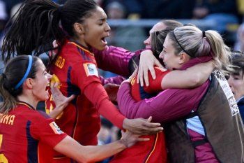 España festeja el 2-1 en suplementario que le dio el pase a Semifinales.
