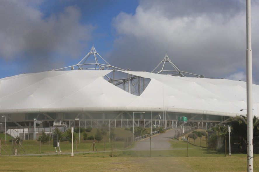 El techo del estadio lleva más de dos años sin ser arreglado