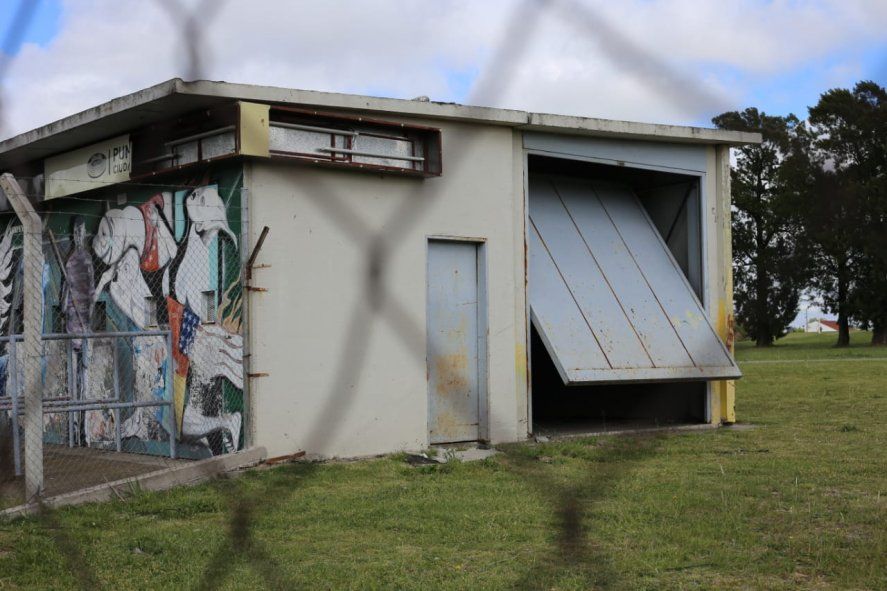 El estadio Ciudad de La Plata, roto y oxidado