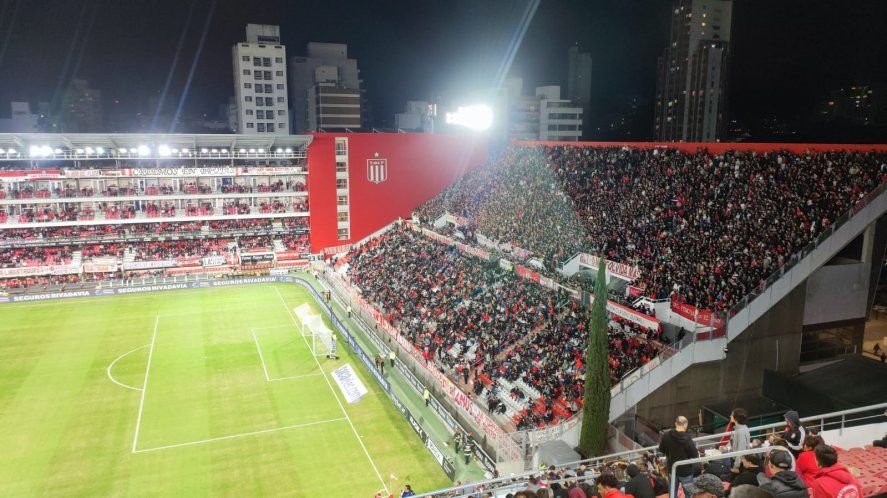 Hinchas de Estudiantes en el estadio UNO de noche este miércoles
