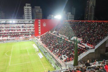 Hinchas de Estudiantes en el estadio UNO de noche este miércoles