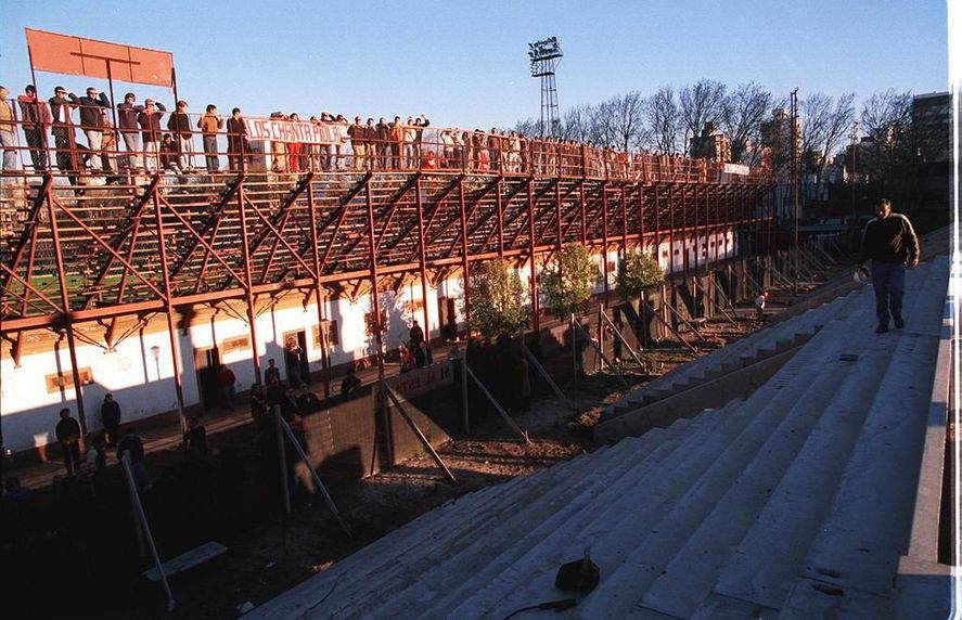 Las obras para remodelar el viejo estadio de 1 y 57 comenzaron en 2002, pero fueron frenadas rápidamente por Julio Alak.