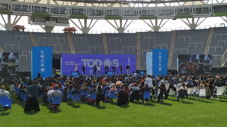 Una escena del último plenario del Frente de Todos en La Plata