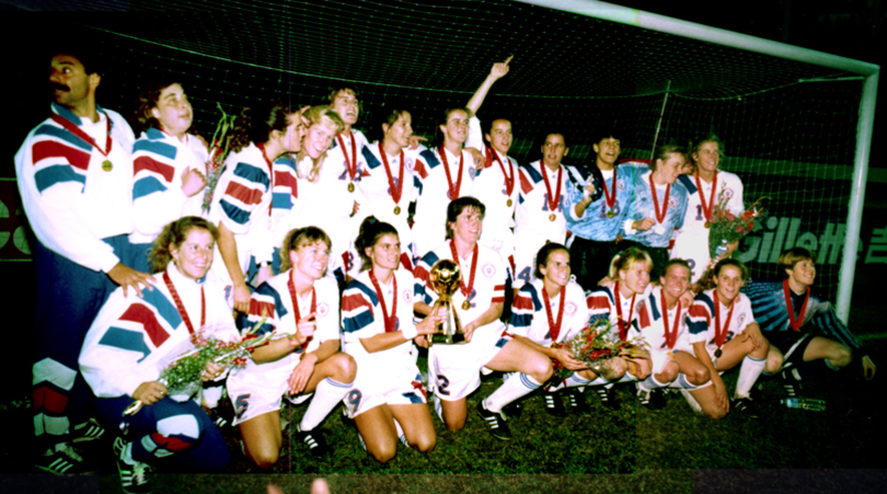 El fútbol femenino Estados Unidos festeja su primer título mundial. El fútbol femenino Estados Unidos festeja su primer título mundial.