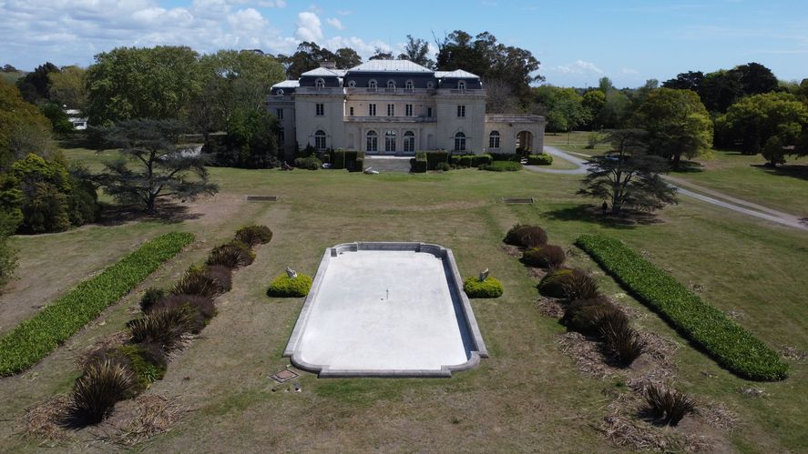 La Estancia Abril, una antigua mansión de estilo francés del siglo XIX que se encuentra en el country del mismo nombre ubicado en Berazategui.