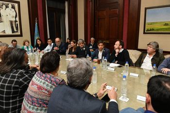 Paritarias de estatales y docentes: Acuerdan una suba de 7% en la provincia