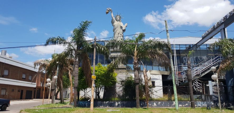 Este lunes se retiró la Estatua de la Libertad de Quilmes, una de las 