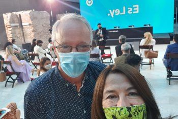 Daniel Gollán y Estela Díaz firmaron la adhesión bonaerense a la ley de aborto legal.