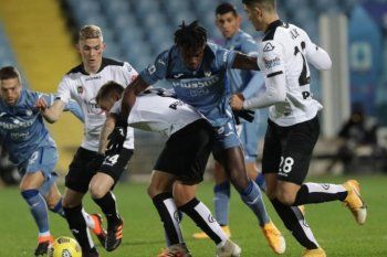 Nahuel Estévez y Duván Zapata enfrentándose en la Serie A de Italia