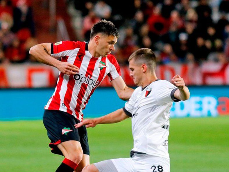 Manuel Castro en acción en Estudiantes por la Liga Profesional.