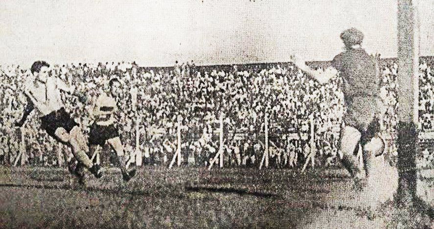 Arbios convierte el tercer gol de Estudiantes ante Gimnasia.