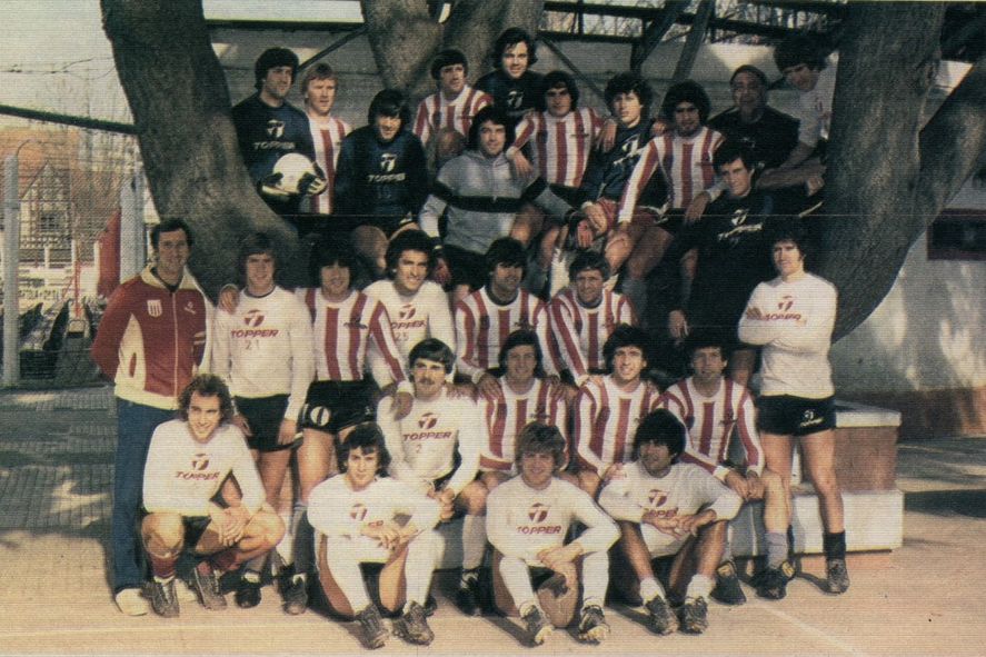 El plantel de Estudiantes campeón en 1982.