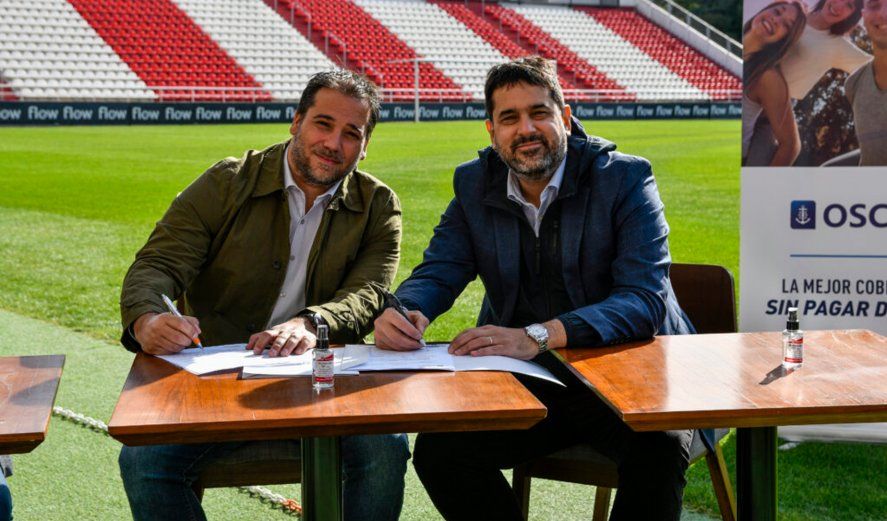 Gorostegui, presidente de Estudiantes, en el momento de la firma del convenio.