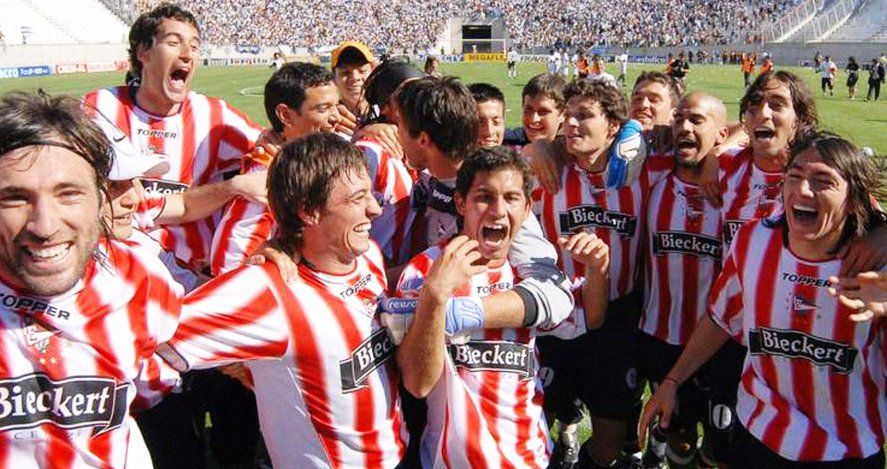 Los festejos de Estudiantes luego de la máxima goleada de la historia del Clásico.