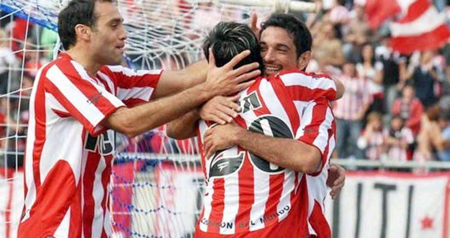Maggiolo festeja uno de sus dos goles ante Gimnasia en el Clásico Platense de 2008.