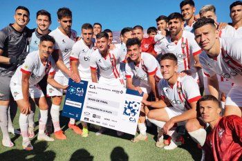 Los festejos de Estudiantes tras superar los 32vos de Final en 2022.