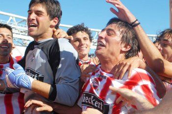 Estudiantes celebra luego del recordado 7-0 del 2006.