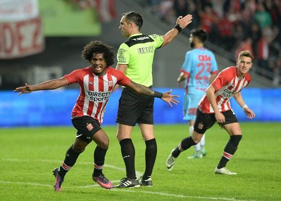 Alemán festeja el gol del último triunfo de Estudiantes ante Arsenal.