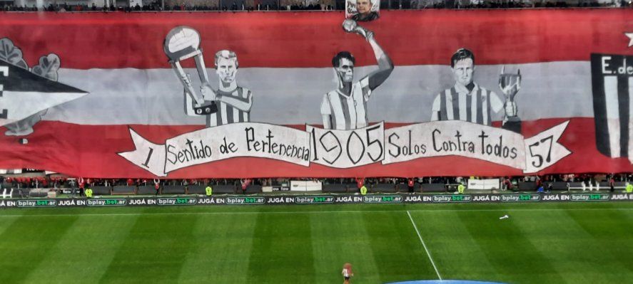 Bandera de Estudiantes en el estadio de UNO en la previa del clásico platense ante Gimnasia