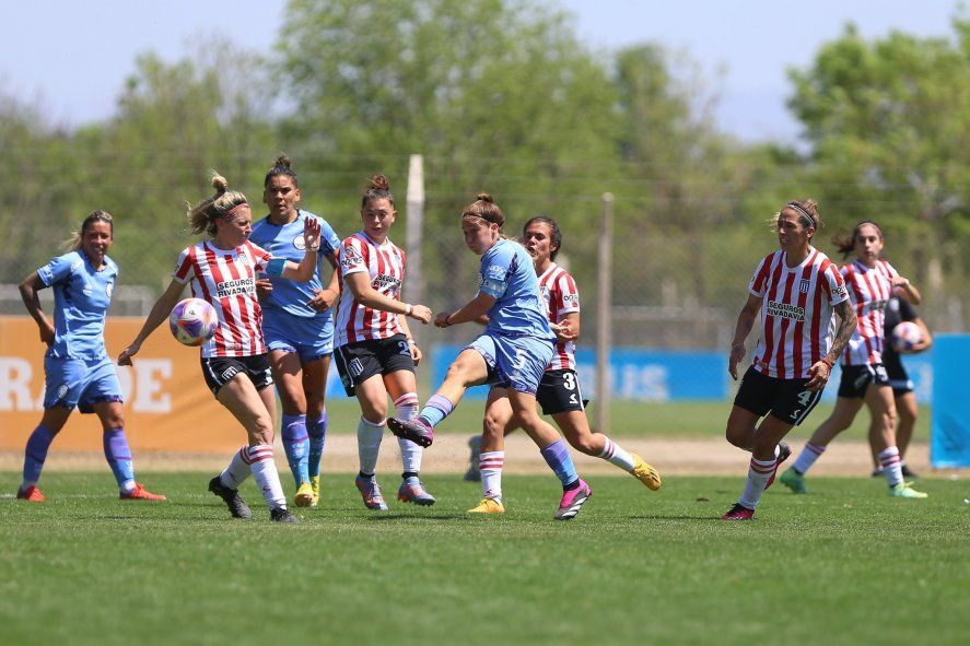 Estudiantes tuvo un flojo 2023 y lo pagó con el descenso en el fútbol femenino de AFA.