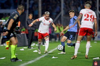 Benjamín Rollheiser en acción en Belgrano vs. Estudiantes por Copa de la Liga. (Foto: prensa EDLP)