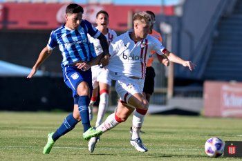 Benjamín Rollheiser intentó darle fútbol a Estudiantes pero terminó siendo reemplazado.