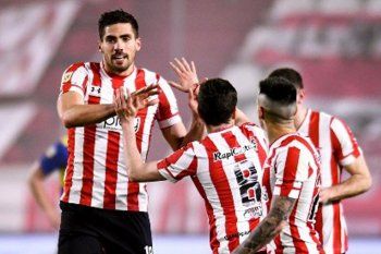 Estudiantes festeja el gol de Noguera que le dio la victoria sobre Boca.