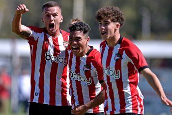 La reserva de Estudiantes festeja el triunfo sobre Boca.