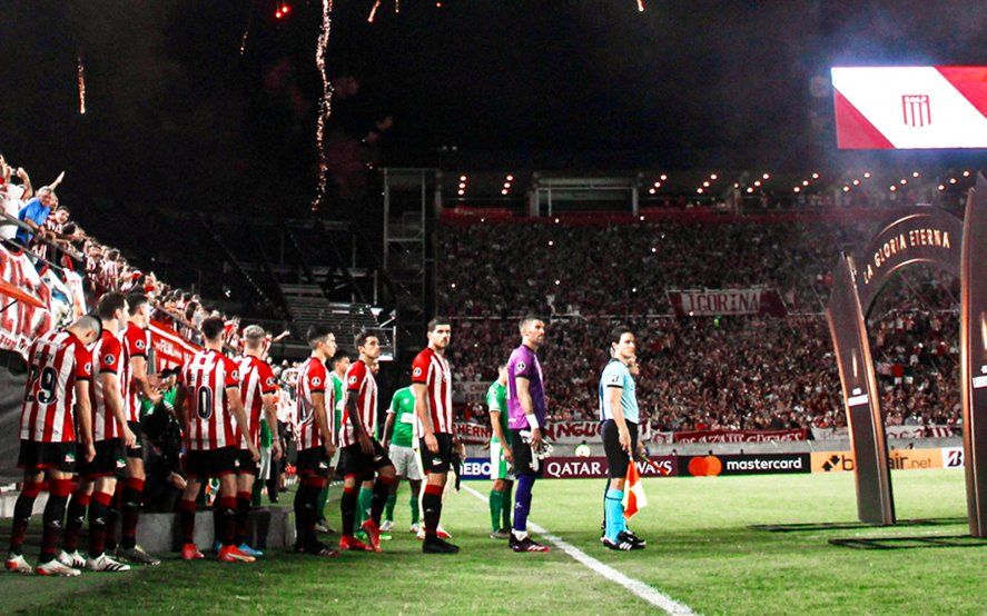 Estudiantes al momento de salir al campo de juego en UNO ante Audax Italiano (Foto: Prensa EDLP).