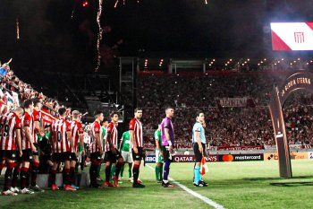 Estudiantes al momento de salir al campo de juego en UNO ante Audax Italiano (Foto: Prensa EDLP).