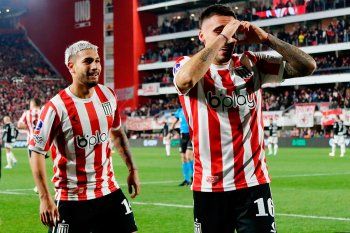 Mauro Méndez, en pleno festejo de gol de Estudiantes.