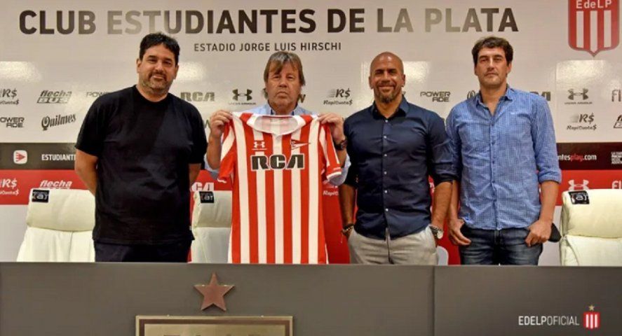 Juan Sebastián Verón y Martín Gorostegui juntos a Ricardo Zielinski y Agustín Alayes