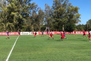 Estudiantes entrenó en City Bell con fútbol para los suplentes.