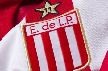 Desde 2010 el escudo de Estudiantes llevó habitualmente una estrella con el N°11, por las 6 copas internacionales y los 5 títulos de Primera en la era profesional.