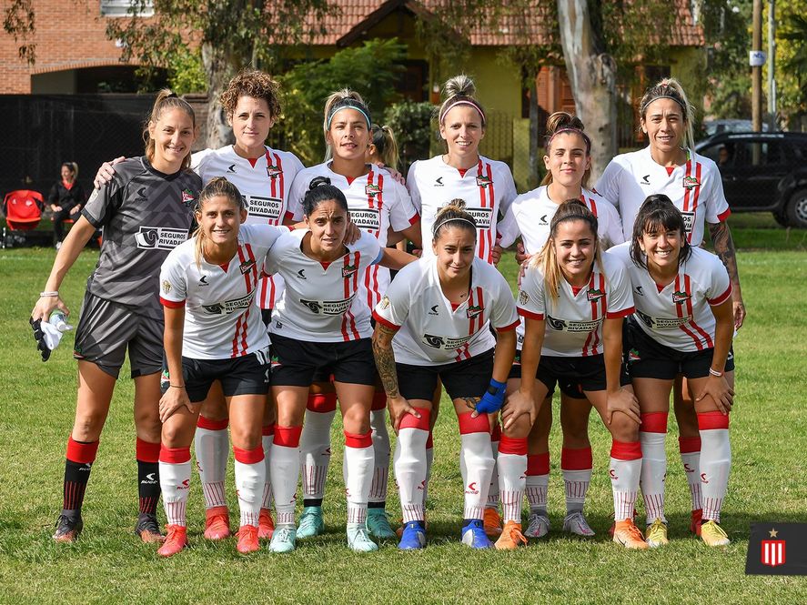 Las once titulares del fútbol femenino de Estudiantes en su partido frente a Excursionistas.