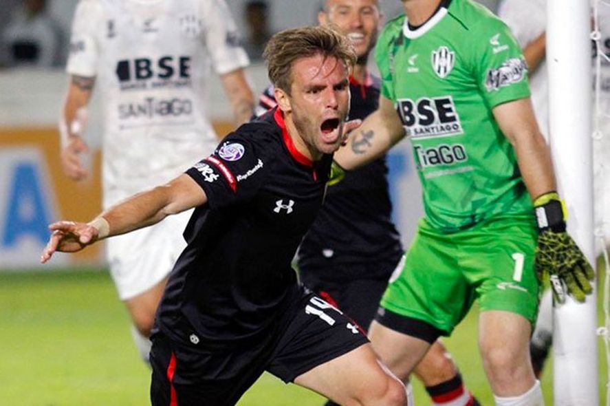 Facu Sánchez grita su gol en el único triunfo de Estudiantes en Santiago.